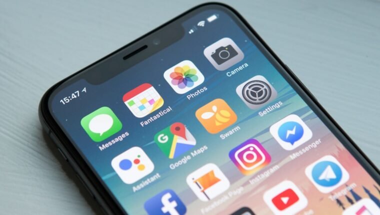 Aparelho de celular roubado sendo bloqueado remotamente em computador